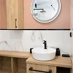 1br Luxury With Sea View And Parking Space דירה וארנה